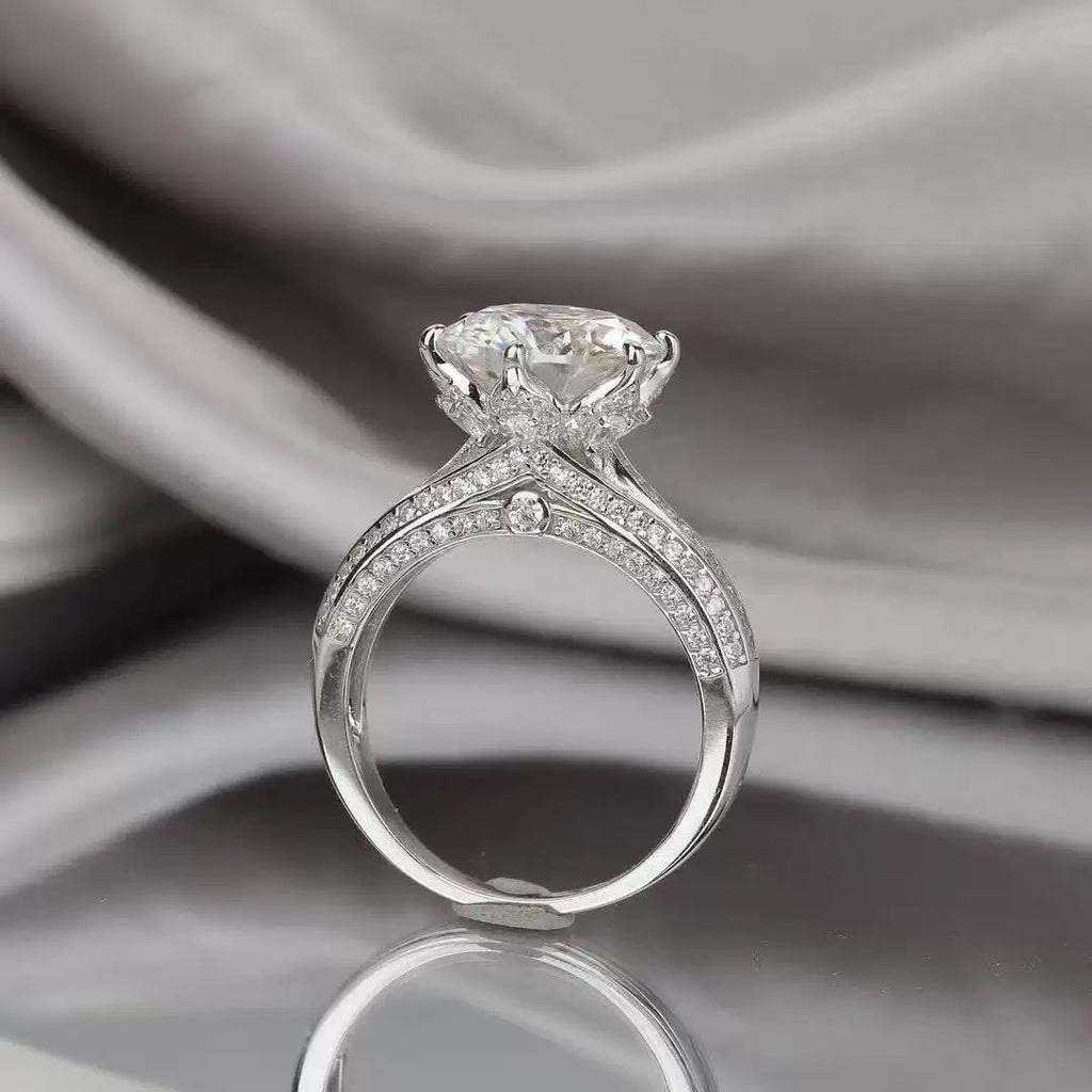 5 carat round-cut Moissanite,